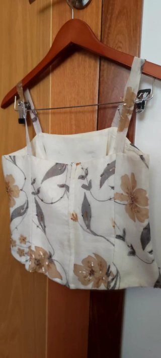Traje de fiesta beige y entornosolado con flores,