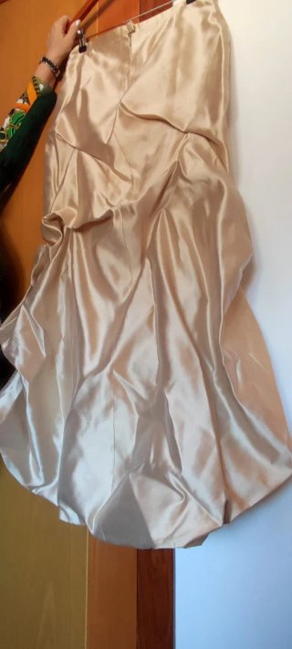Traje de fiesta beige y entornosolado con flores,