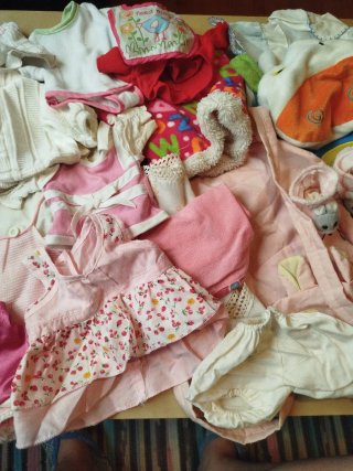 Ropa y mantas para bebé de juguete