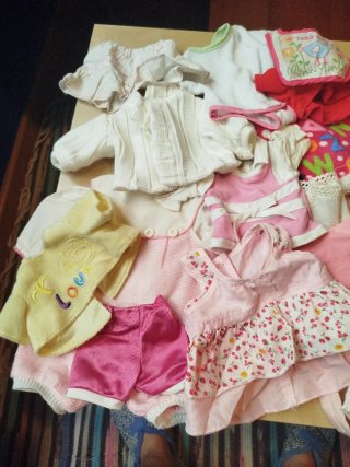 Ropa y mantas para bebé de juguete