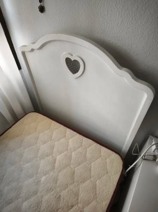 Colchón, canapé y cabecero de madera. Cama de 90.