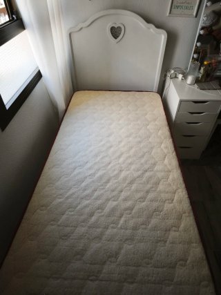 Colchón, canapé y cabecero de madera. Cama de 90.