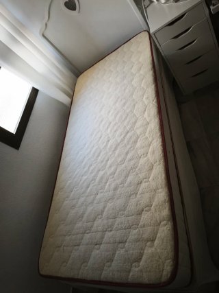 Colchón, canapé y cabecero de madera. Cama de 90.