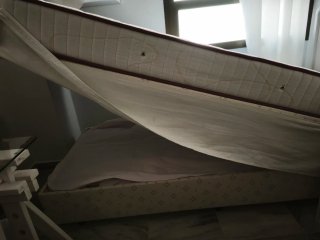 Colchón, canapé y cabecero de madera. Cama de 90.