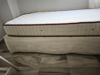 Colchón, canapé y cabecero de madera. Cama de 90.