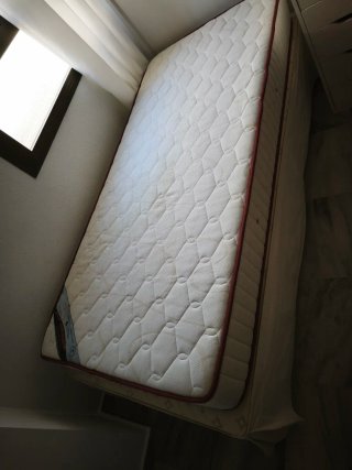 Colchón, canapé y cabecero de madera. Cama de 90.