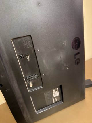 LG TV Negra con Mando y Soportes