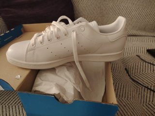Caja de Zapatillas Adidas Azul y Blanco