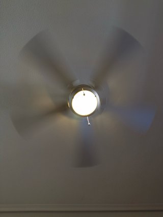 Ventilador de techo plateado con luz
