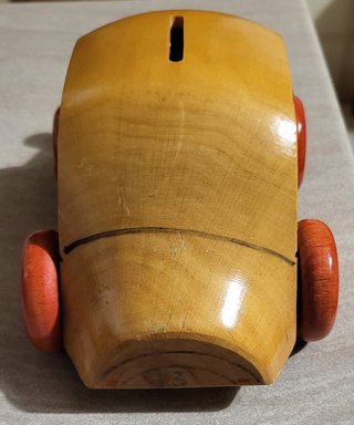 Salvadanaio in legno auto
