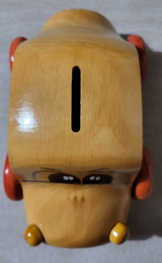 Salvadanaio in legno auto