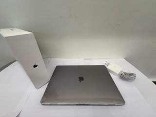 MacBook Pro 15,4” TouchBar modello A1990 (2018)