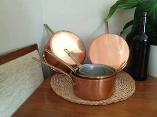 Antiguo juego de 5 cazos cazuelas de cobre.