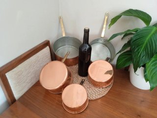 Antiguo juego de 5 cazos cazuelas de cobre.