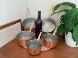 Antiguo juego de 5 cazos cazuelas de cobre.