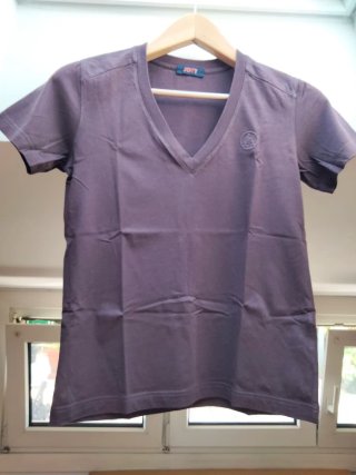 Camiseta Jott cuello pico color Berenjena