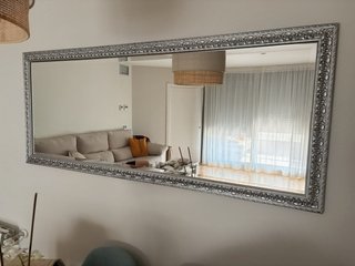 Espejo de pared plateado con marco decorativo
