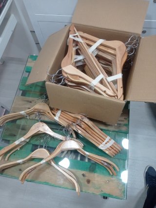 Lote de 20 perchas de madera