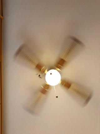 Ventilador de techo dorado con luz