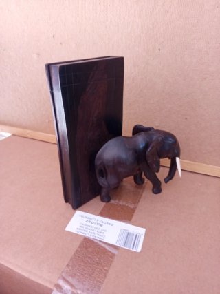 Figura de elefante de madera tallada