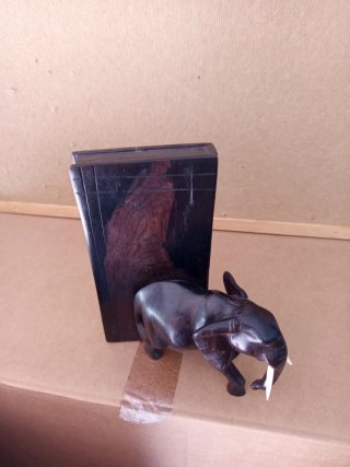 Figura de elefante de madera tallada