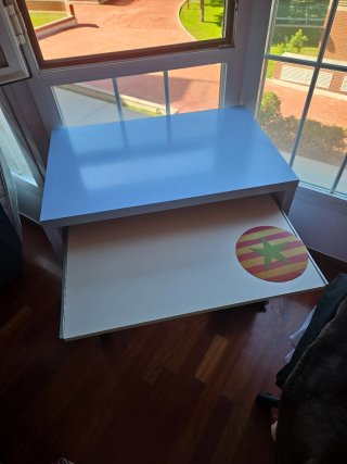 Mesa de ordenador blanca y celeste con ruedas