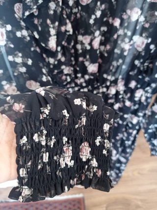 Vestido negro con volantes y flores