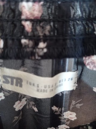 Vestido negro con volantes y flores