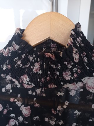 Vestido negro con volantes y flores
