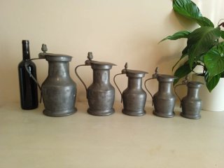 Juego de 5 jarras antiguas de bellotas.