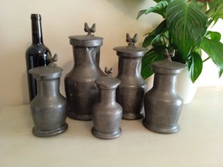Juego de 5 jarras antiguas de bellotas.