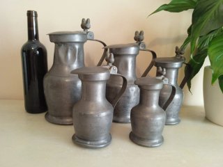 Juego de 5 jarras antiguas de bellotas.