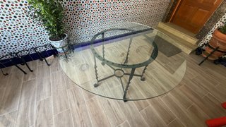 Mesa redonda de forja y cristal