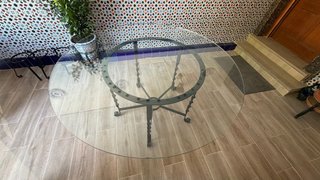 Mesa redonda de forja y cristal