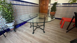 Mesa redonda de forja y cristal