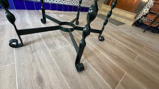 Mesa redonda de forja y cristal