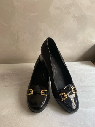 Zapatos negros con hebilla dorada