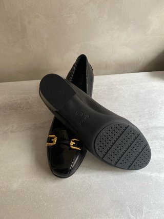 Zapatos negros con hebilla dorada