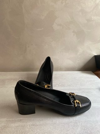 Zapatos negros con hebilla dorada