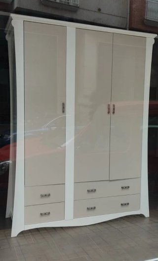 Armario beige y blanco