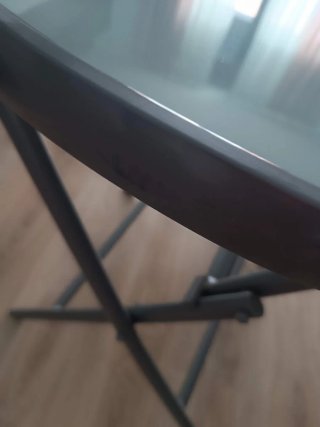 Mesa plegable cristal y metal gris. Diámetro 70 cm