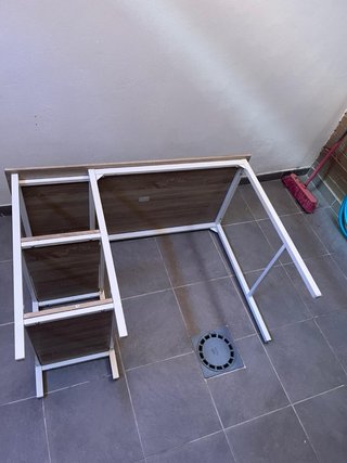 Escritorio madera y metal con 2 baldas