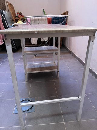 Escritorio madera y metal con 2 baldas