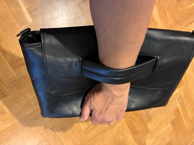 Bolso de mano tipo sobre negro elegante