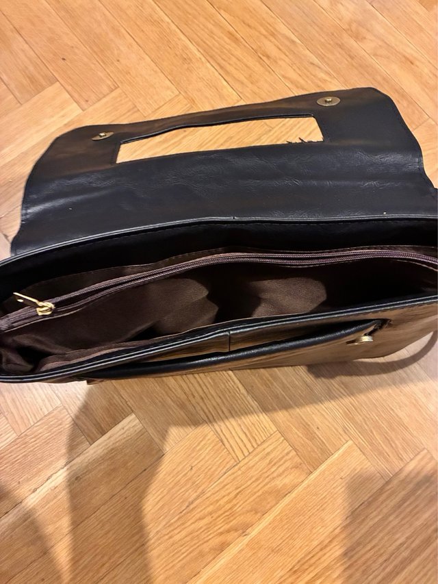 Bolso de mano tipo sobre negro elegante