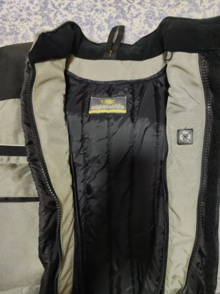 Chaqueta con hombreras y coderas