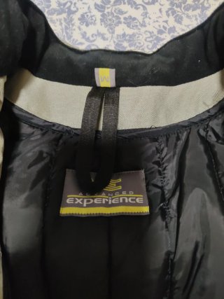 Chaqueta con hombreras y coderas