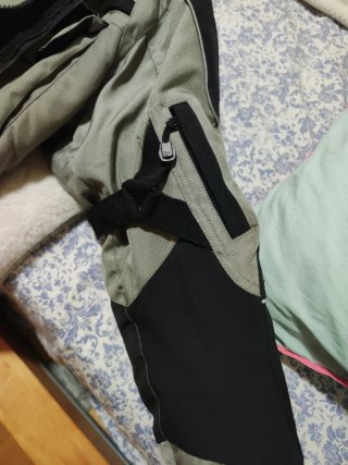 Chaqueta con hombreras y coderas