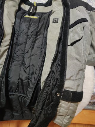 Chaqueta con hombreras y coderas
