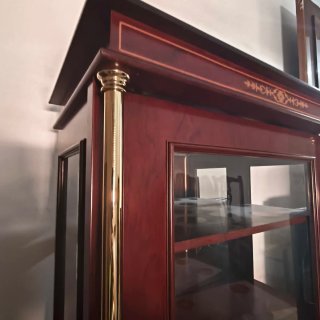 Vitrina de madera y cristal